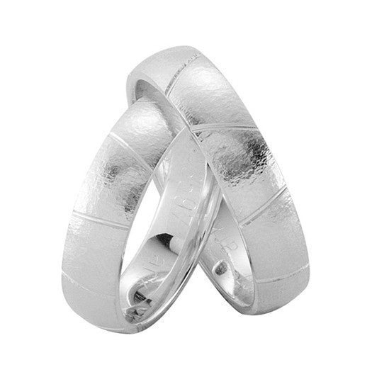 Unikke Nuran vielsesringe i 14 karat hvidguld med rustik banket overflade – ensartet sæt.